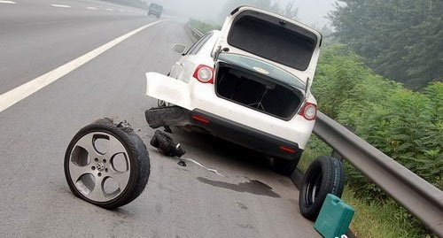 車輛爆胎 車輛爆胎