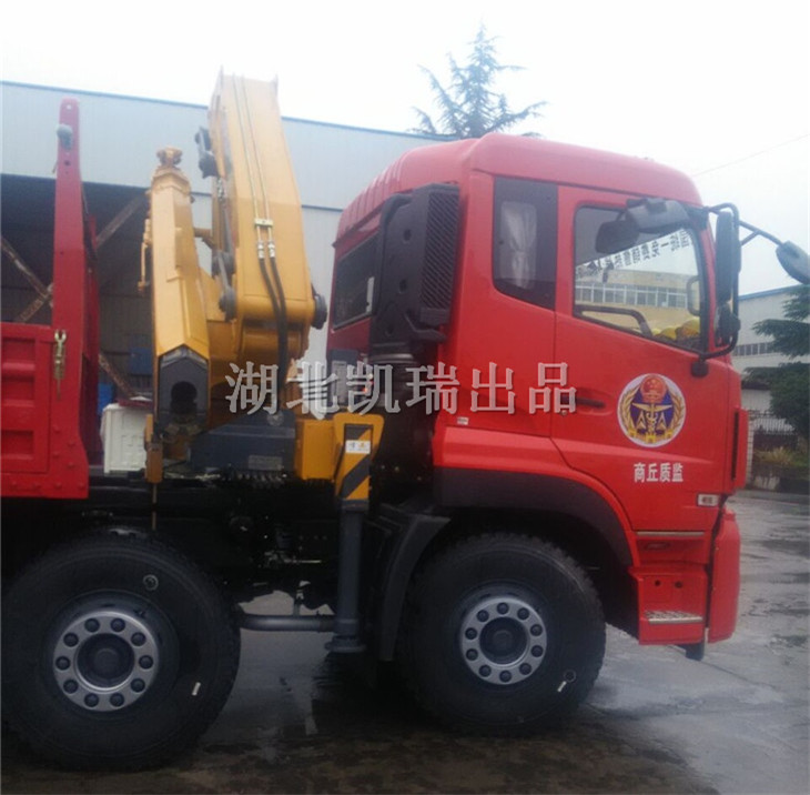 安裝在檢衡車駕駛室后方的徐工SQ8ZK3Q折臂吊 安裝在檢衡車駕駛室后方的徐工SQ8ZK3Q折臂吊