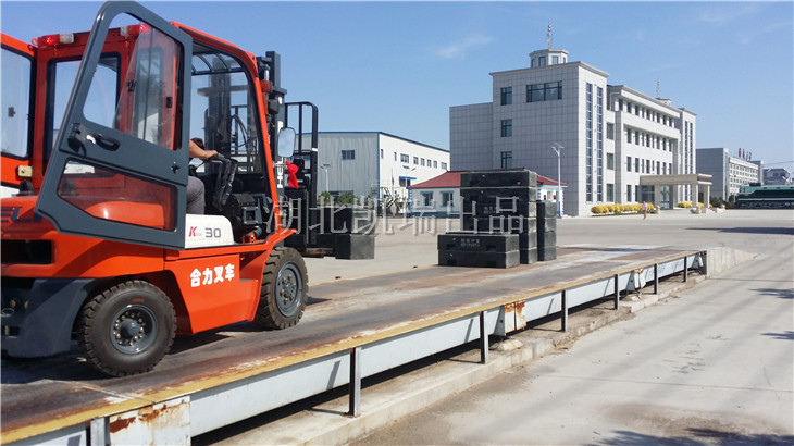 叉車(chē)秤體搬運(yùn)砝碼 叉車(chē)秤體搬運(yùn)砝碼