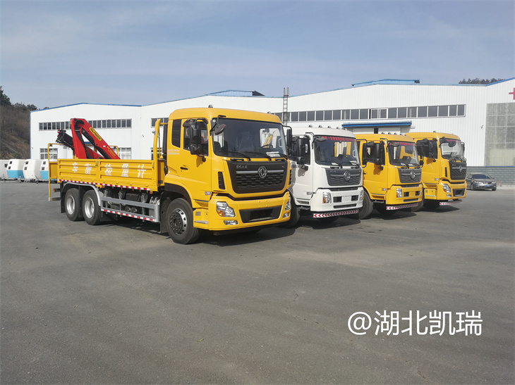 四臺“東風系列”計量檢衡車列裝發運(右前) 四臺“東風系列”計量檢衡車列裝發運(右前)