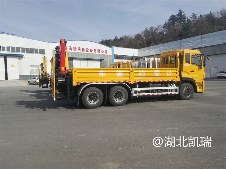 四臺“東風系列”計量檢衡車列裝發運(右) 四臺“東風系列”計量檢衡車列裝發運(右)