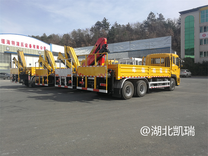 四臺“東風系列”計量檢衡車列裝發運(右后) 四臺“東風系列”計量檢衡車列裝發運(右后)