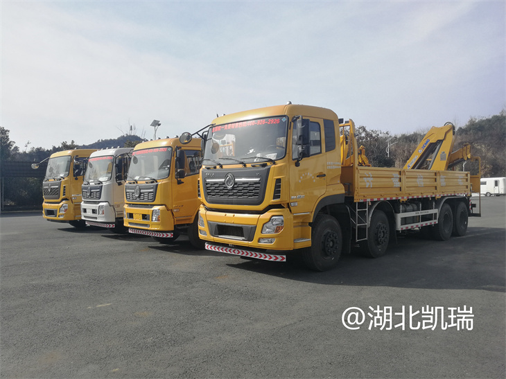 四臺“東風系列”計量檢衡車列裝發運(左前) 四臺“東風系列”計量檢衡車列裝發運(左前)